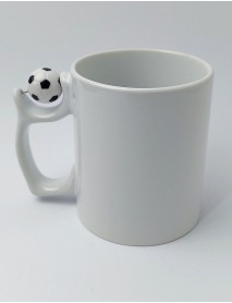 Cană albă cu minge de fotbal